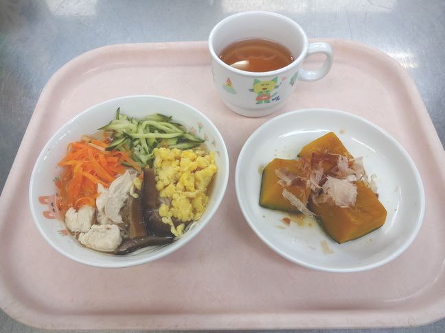 こども園の給食「<span>ぶっかけそうめん　南瓜の土佐煮</span>」