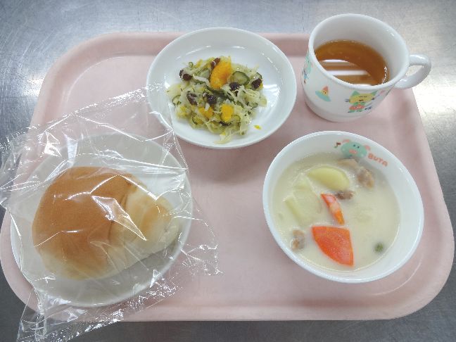 こども園の給食「<span>パン クリームシチュー フレンチサラダ おにぎり</span>」