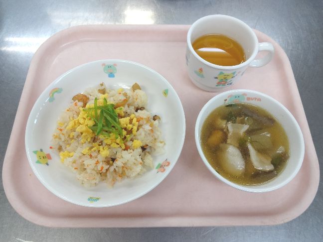 こども園の給食「<span>散らし寿し 五目汁 小倉サンド</span>」
