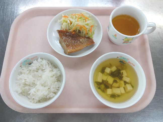 こども園の給食「<span>ごはん　煮魚　すまし汁　菓子</span>」