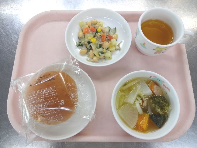 こども園の給食「<span>パン　ポトフ　カミカミサラダ　3日…白玉団子の小豆添え　17日…手作りクッキー</span>」