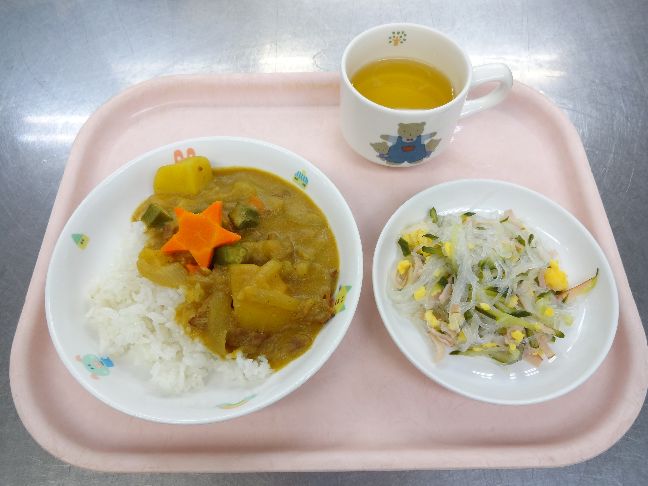 こども園の給食「<span>おほしさまカレー　シルバーサラダ</span>」