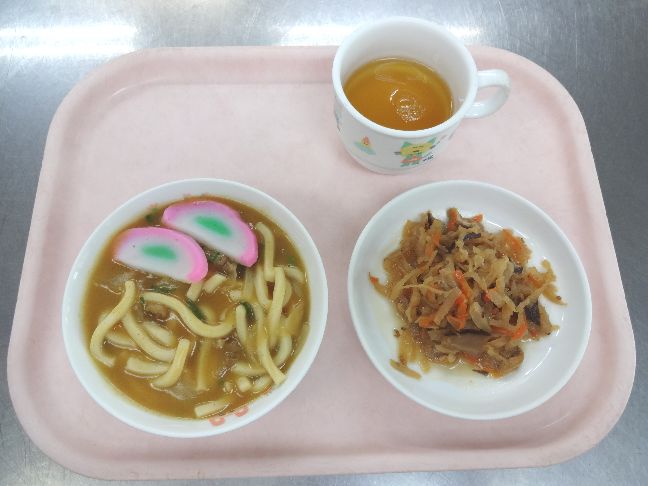 こども園の給食「<span>カレーうどん　切干大根煮　こふき芋</span>」