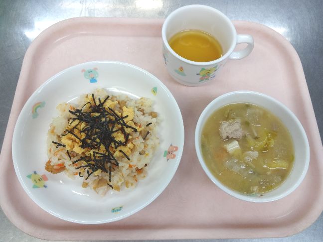 こども園の給食「<span>散らし寿し　豚汁　メープルパン</span>」