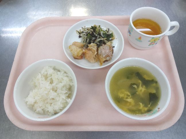 こども園の給食「<span>ごはん　鶏の塩焼き　ごま和え　わか玉スープ　菓子</span>」