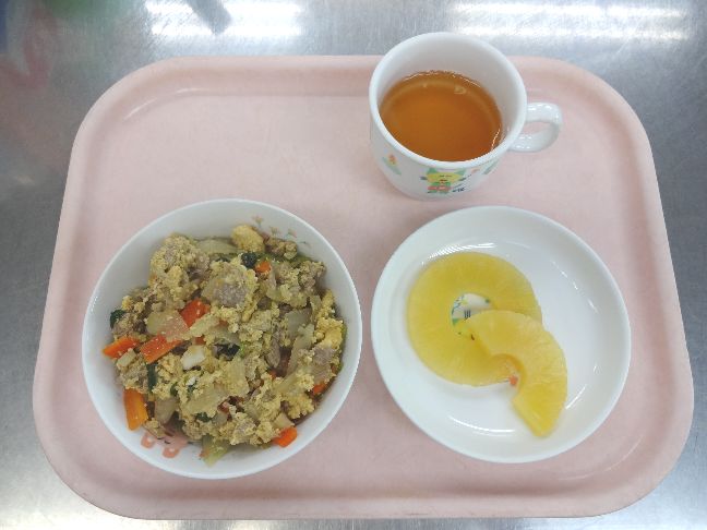 こども園の給食「<span>他人丼　パイン缶　菓子</span>」