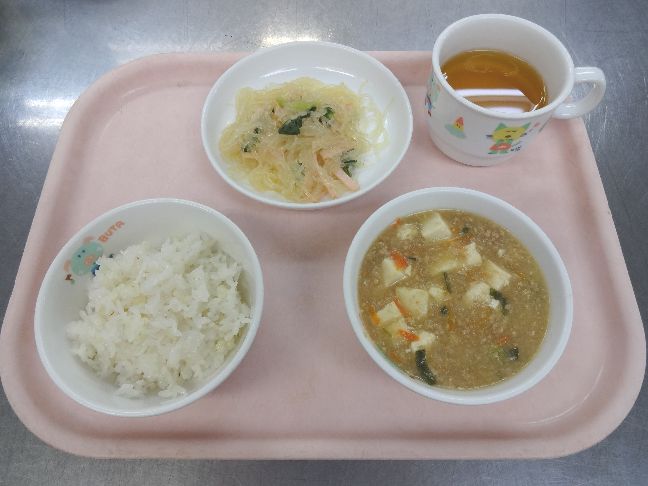 こども園の給食「<span>ごはん　マーボー豆腐　華風和え　菓子</span>」