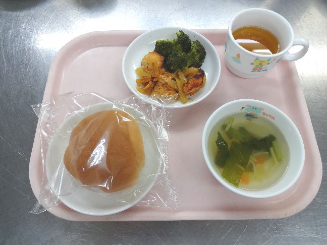 こども園の給食「<span>パン　タンドリーチキン　ベーコンスープ　おやき</span>」