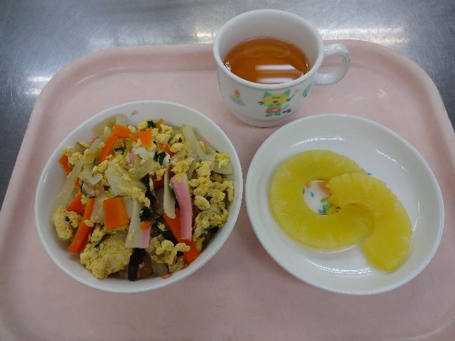 こども園の給食「<span>木の葉丼　パイン缶</span>」