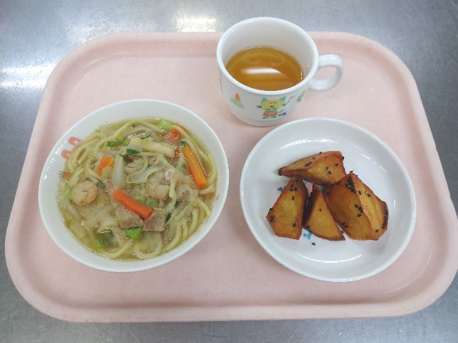 こども園の給食「<span>ちゃんぽん麺　大学芋　チーズ蒸しパン</span>」