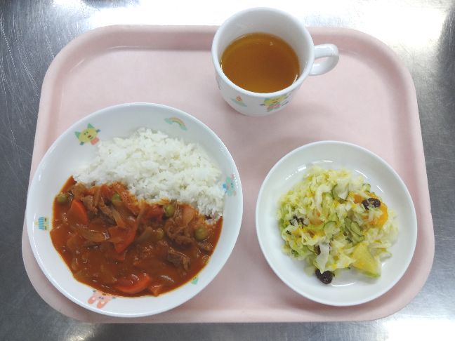 こども園の給食「<span>ハヤシライス　フルーツサラダ　12日…手作りプリン　26日…菓子</span>」