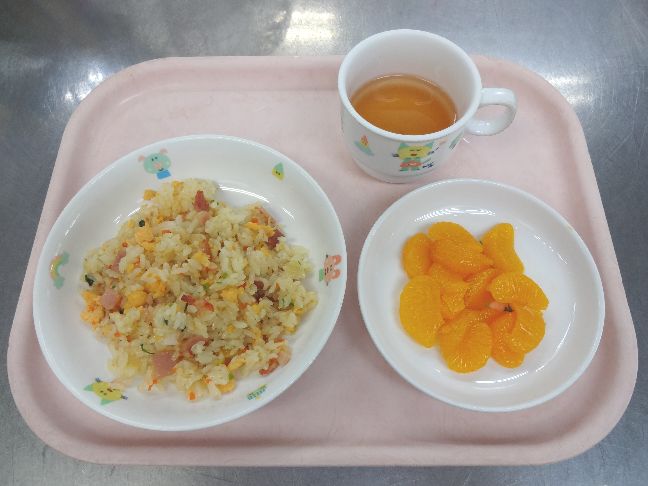 こども園の給食「<span>チャーハン　みかん缶　菓子</span>」