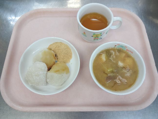 こども園の給食「<span>もち　豚汁　かにぞうすい</span>」