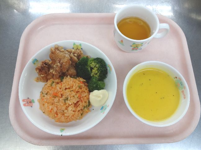 こども園の給食「<span>ケチャップライス　鶏のからあげ　南瓜のポタージュ　生菓子</span>」