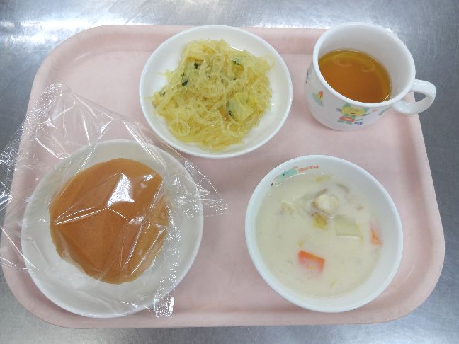 こども園の給食「<span>パン　クラムチャウダー　春雨のカレーソテー　7日 七草がゆ　21日 ぞうすい</span>」