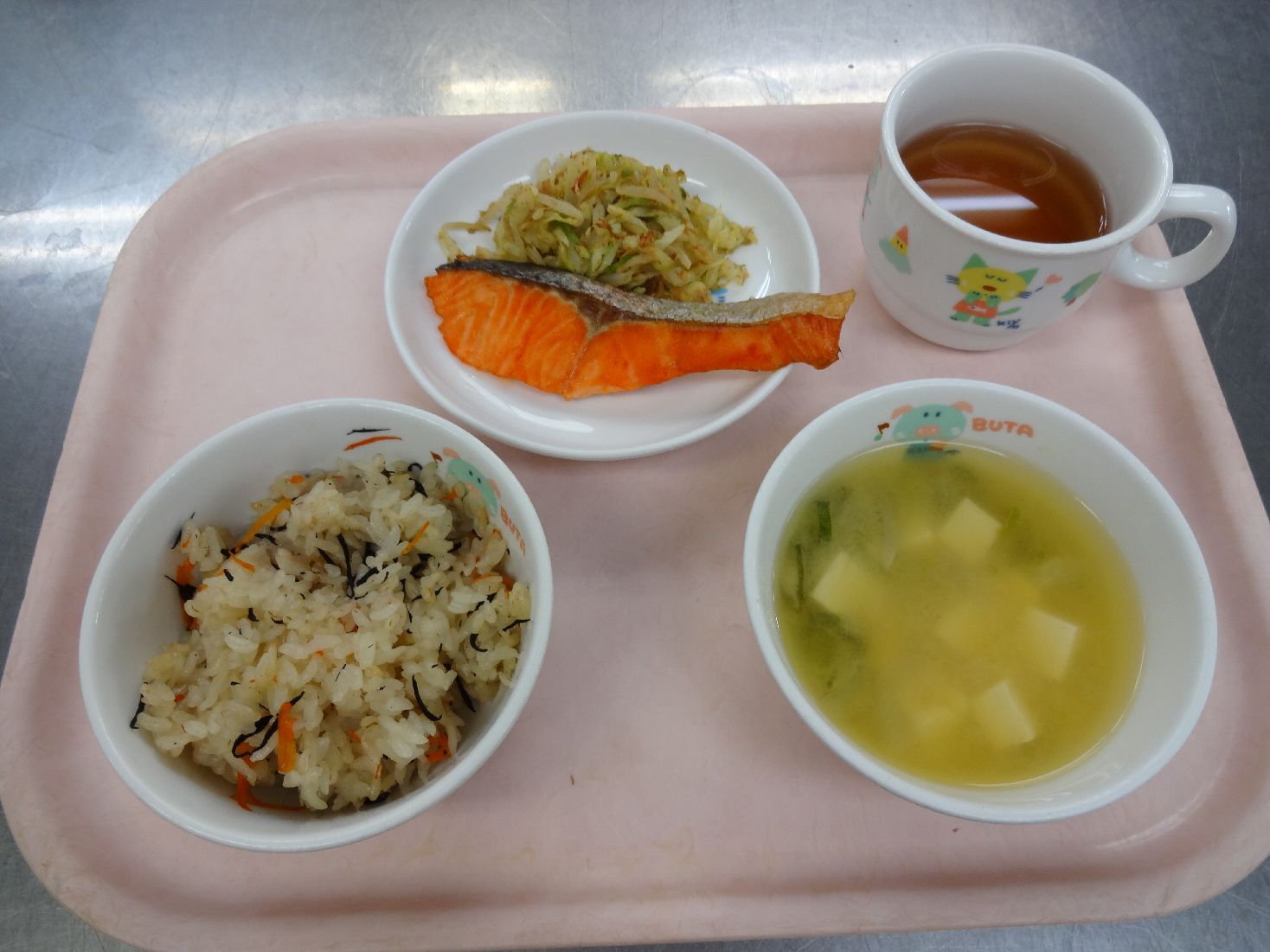 こども園の給食「<span>ひじきごはん、焼き魚</span>」