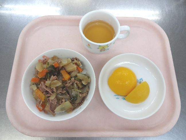 こども園の給食「<span>牛丼　桃缶　菓子</span>」
