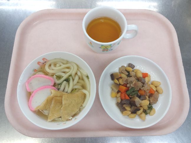 こども園の給食「<span>きつねうどん　五目大豆煮　マドレーヌ</span>」
