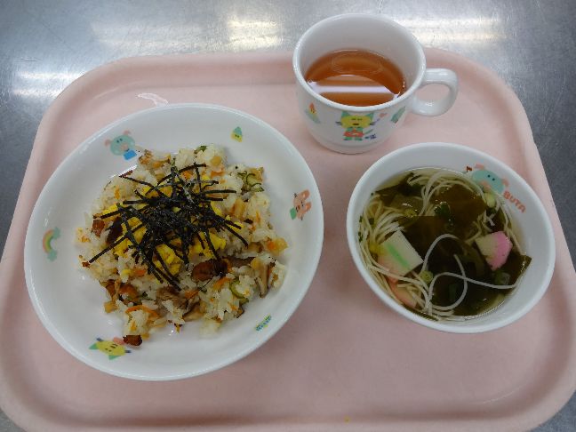 こども園の給食「<span>あなご寿司　そうめん汁</span>」