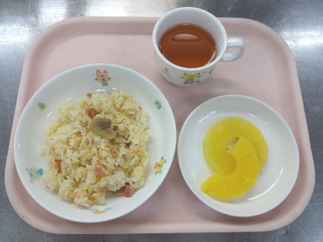 こども園の給食「<span>ピラフ　パイン缶　菓子</span>」
