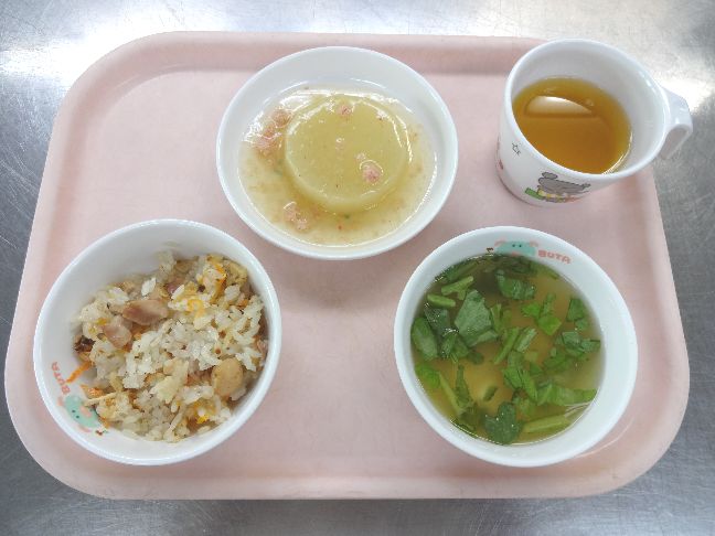 こども園の給食「<span>たきこみごはん ふろふき大根 味噌汁 じゃが芋の磯風味揚げ</span>」