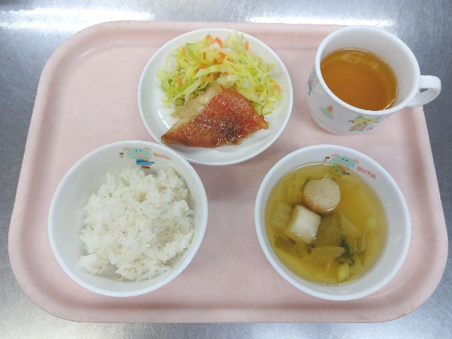 こども園の給食「<span>ごはん 煮魚 すまし汁 菓子</span>」