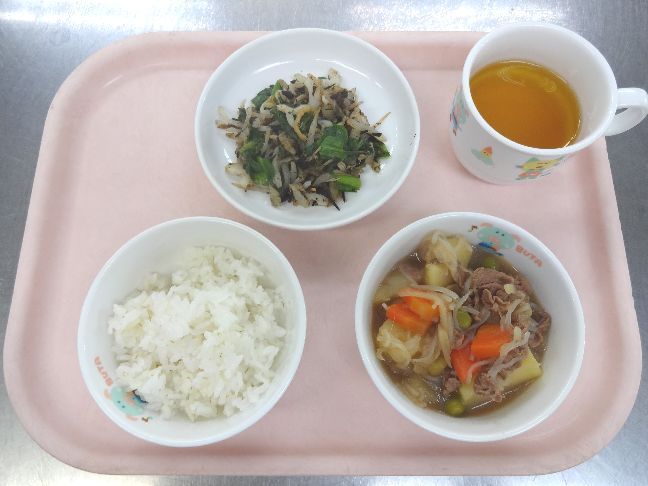 こども園の給食「<span>ごはん 肉じゃが ごま和え みたらし団子</span>」