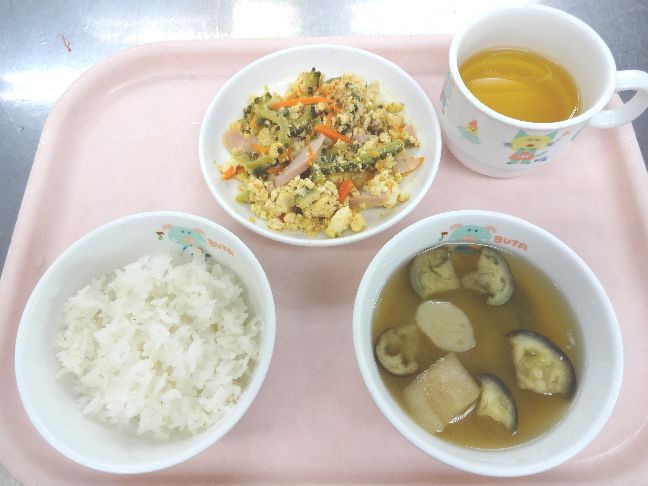 こども園の給食「<span>ごはん　ゴーヤチャンプル　味噌汁</span>」