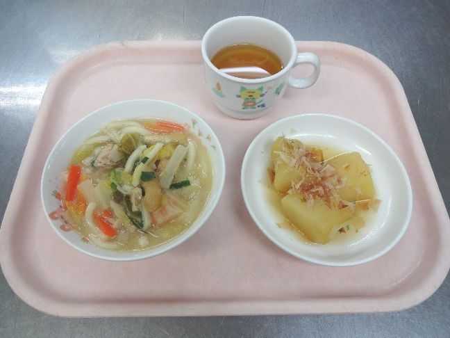 こども園の給食「<span>ちゃんこうどん じゃが芋の土佐煮 あんまん</span>」