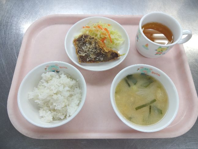 こども園の給食「<span>ごはん 魚の唐揚げ 味噌汁 菓子</span>」