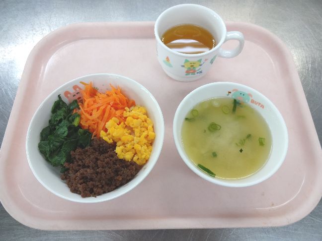 こども園の給食「<span>そぼろごはん 味噌汁 菓子詰め合わせ</span>」
