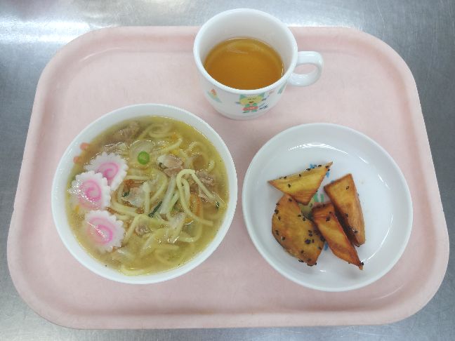 こども園の給食「<span>野菜ラーメン 大学芋 ピザトースト</span>」