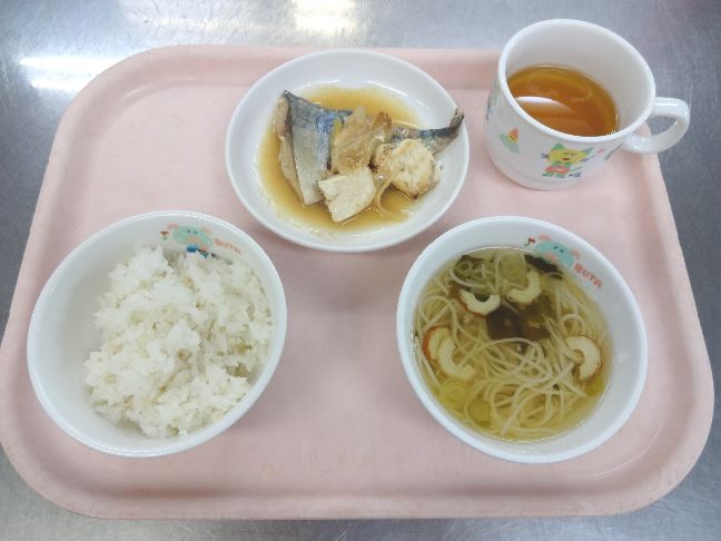 こども園の給食「<span>ごはん 魚の味噌煮 そうめん汁 菓子</span>」