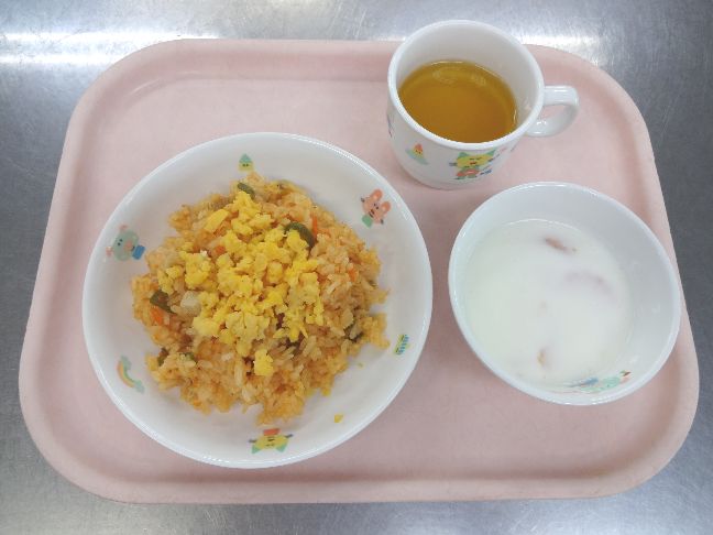 こども園の給食「<span>チキンライス みかんヨーグルト 菓子</span>」