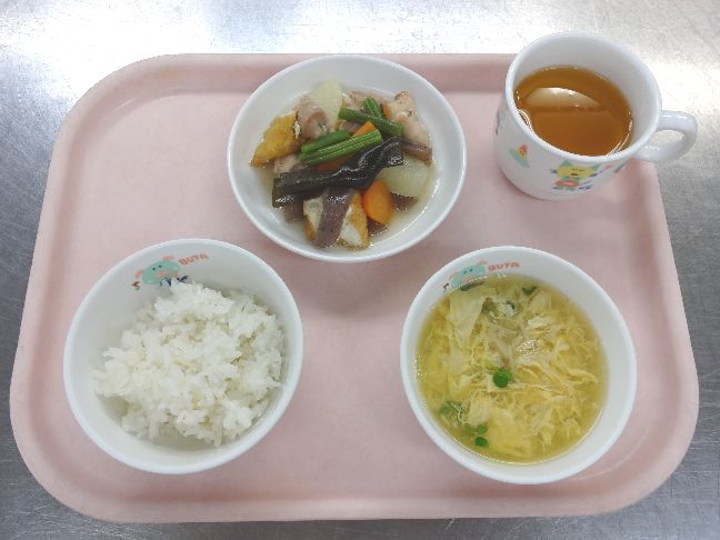 こども園の給食「<span>ごはん 煮しめ かきたま汁 菓子</span>」