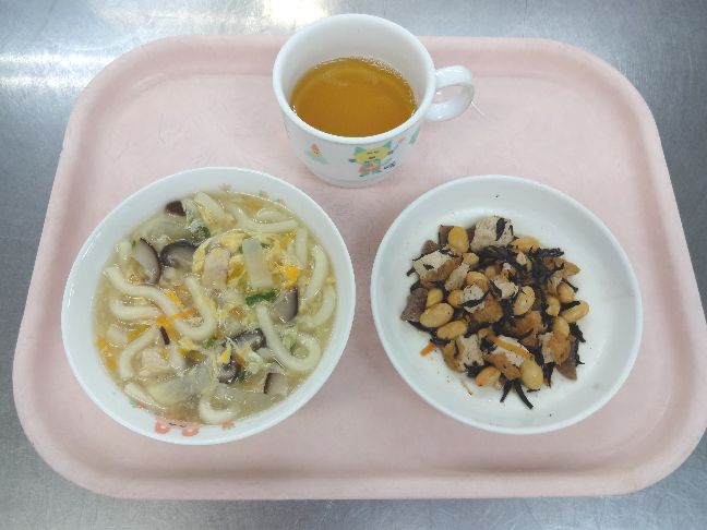 こども園の給食「<span>あんかけうどん ひじき入煮豆 揚げじゃがもち</span>」