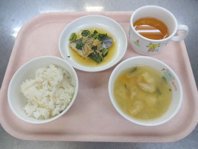 こども園の給食「<span>ごはん 魚の焼浸し 味噌汁 菓子パン</span>」