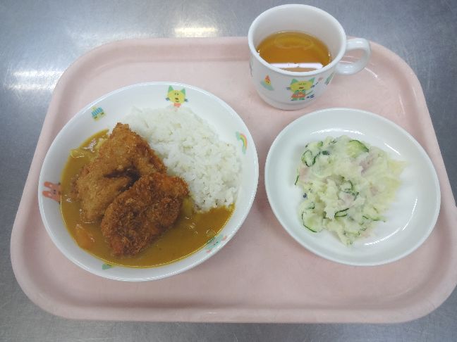こども園の給食「<span>カツカレー ポテトサラダ 生菓子</span>」
