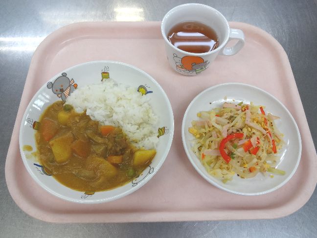 こども園の給食「<span>カレーライス 春のサラダ リッツジャム</span>」