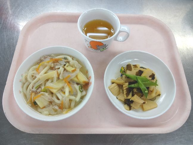 こども園の給食「<span>かやくうどん 若竹煮 うどん キャロットケーキ</span>」