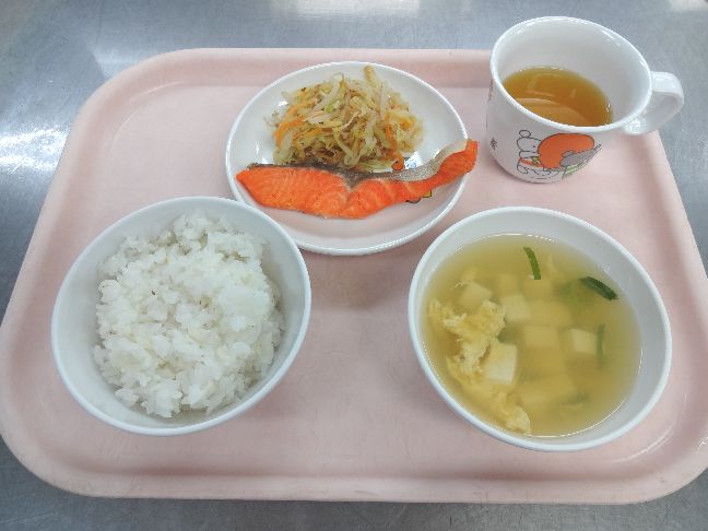 こども園の給食「<span>ごはん 焼魚 おかか和え かきたま汁 菓子</span>」