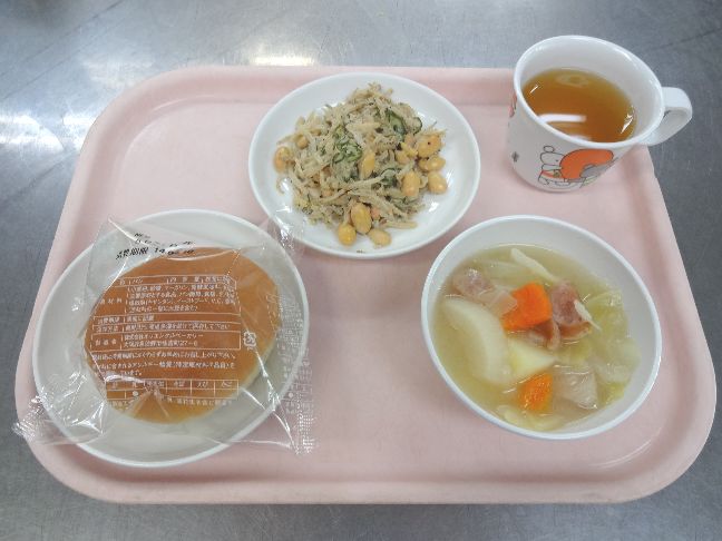 こども園の給食「<span>パン ポトフ カミカミサラダ みたらし団子</span>」
