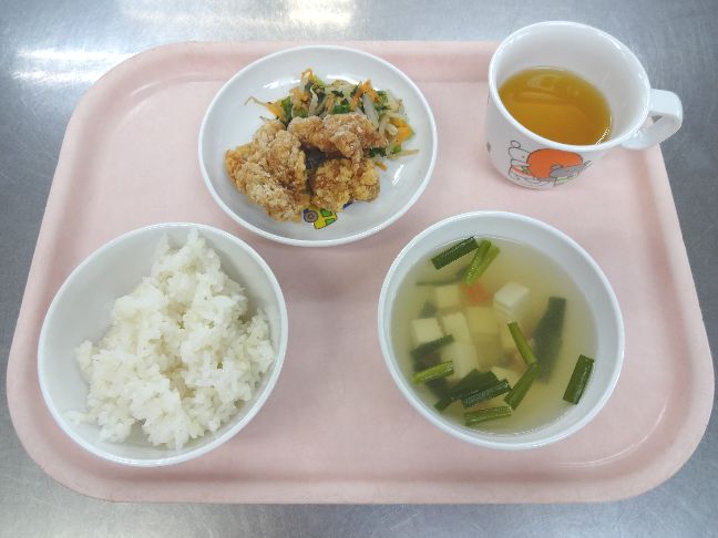 こども園の給食「<span>ごはん 鶏のからあげ ナムル 豆腐のスープ 菓子</span>」