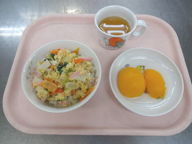 こども園の給食「<span>木の葉丼 桃缶 菓子</span>」