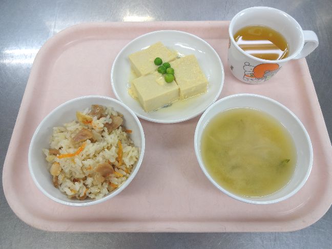 こども園の給食「<span>炊き込みごはん 高野豆腐の卵とじ 味噌汁 菓子</span>」