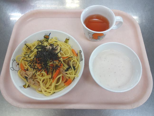 こども園の給食「<span>和風スパゲティ いちごヨーグルト 菓子</span>」