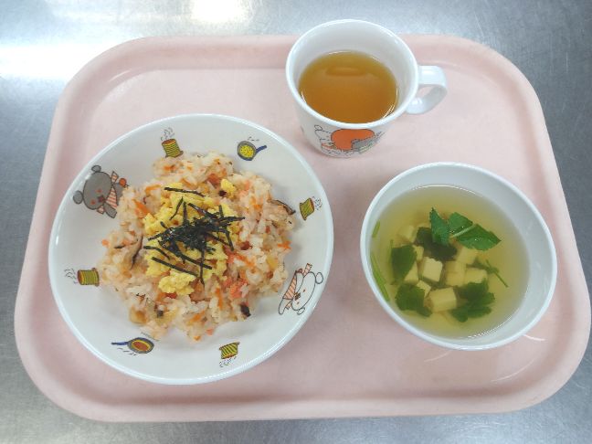 こども園の給食「<span>鮭寿し すまし汁 菓子</span>」