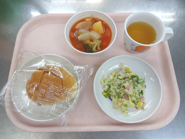 こども園の給食「<span>ミネストローネ風ポトフ シーザーサラダ パン おにぎり</span>」