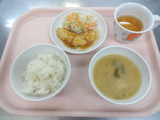 こども園の給食「<span>ごはん 魚の揚げ煮 味噌汁 フルーチェ</span>」