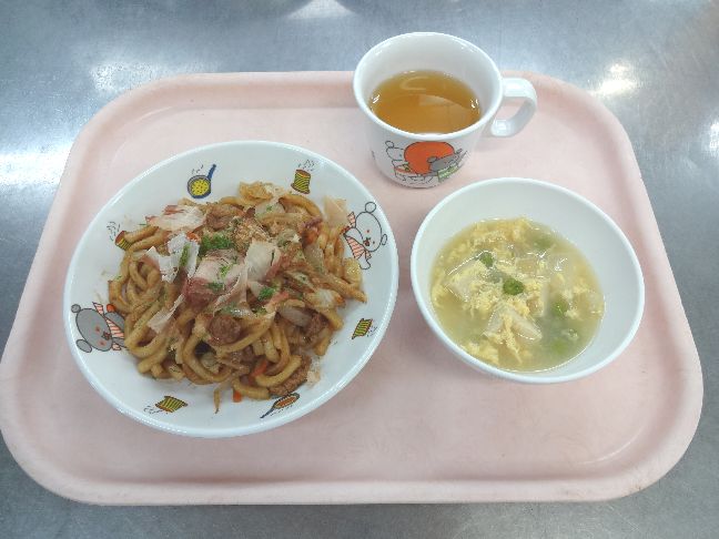 こども園の給食「<span>焼うどん えんどう豆の卵とじ おぐらサンド</span>」